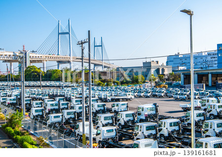 日本の横浜都市景観 日本経済…大黒ふ頭にズラリと並ぶトラックなどを望む 139161681