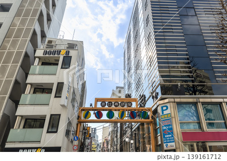 恵比寿銀座通りの街並みと商店街入口 139161712