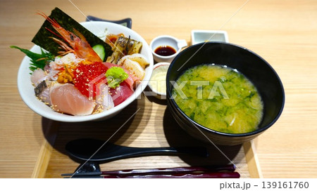 豪華な海鮮丼とあおさの味噌汁のセット(和食ランチ・日本食) 豪華な海鮮丼とあおさの味噌汁のセット(和食ランチ・日本食) 139161760