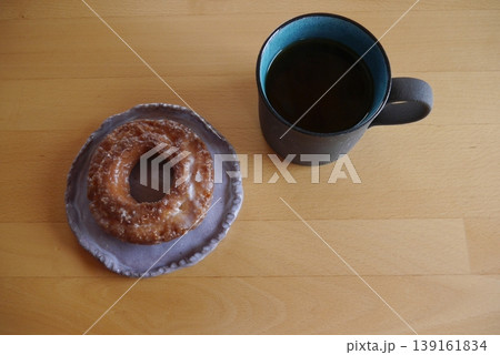 コーヒーとドーナツ(上から撮影) コーヒーとドーナツ(上から撮影) 139161834