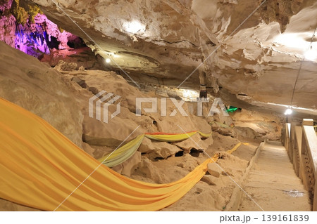 ラオスのターケークに有る、タム・ナンエン洞窟 139161839