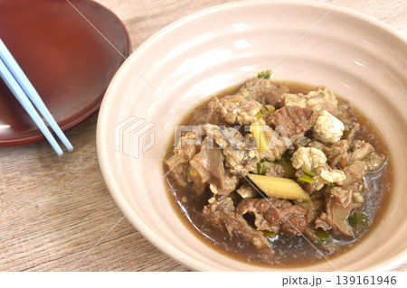 boiled braised beef meat and tendon in herb brown soup on bowl with plate and chopsticks 139161946