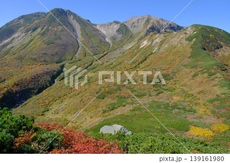 秋の装いに包まれた高山帯の稜線と連峰・色づく山肌と青空の山岳景観 秋の装いに包まれた高山帯の稜線と連峰・色づく山肌と青空の山岳景観 139161980