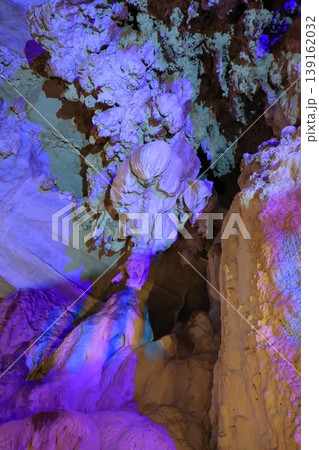 ラオスのターケークに有る、タム・ナンエン洞窟 139162032
