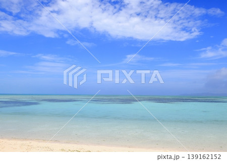 エメラルドグリーンのグラデーションが美しい竹富島コンドイ浜のビーチ エメラルドグリーンのグラデーションが美しい竹富島コンドイ浜のビーチ 139162152