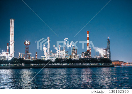 クルーズ船から見る横浜工場夜景 139162590