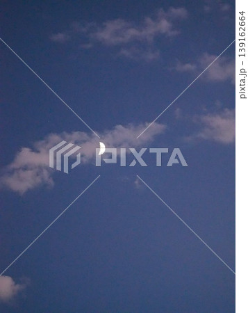 三日月が、夕暮れの空に浮かぶ 139162664