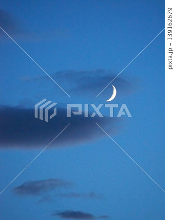三日月が、夕暮れの空に浮かぶ 三日月が、夕暮れの空に浮かぶ 139162679