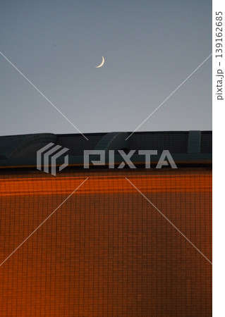 三日月が、夕暮れの空に浮かぶ 三日月が、夕暮れの空に浮かぶ 139162685