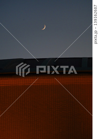 三日月が、夕暮れの空に浮かぶ 三日月が、夕暮れの空に浮かぶ 139162687
