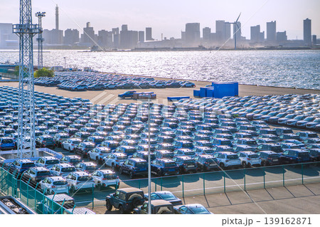 日本の横浜都市景観 日本経済…大黒ふ頭にズラリと並ぶ乗用車などを望む 日本の横浜都市景観 日本経済…大黒ふ頭にズラリと並ぶ乗用車などを望む 139162871