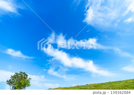 春の青空と雲と草原 139162884