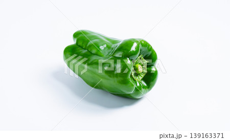 ピーマン1個の野菜素材 白背景の新鮮な緑野菜 ピーマン1個の野菜素材 白背景の新鮮な緑野菜 139163371