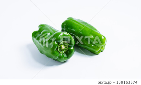 ピーマン2個の野菜素材 白背景の新鮮な緑野菜 ピーマン2個の野菜素材 白背景の新鮮な緑野菜 139163374