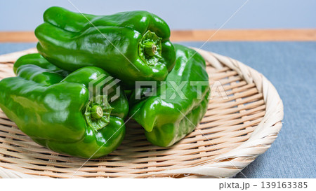 ざるにのせたピーマン テーブルのナチュラルな緑野菜素材 ざるにのせたピーマン テーブルのナチュラルな緑野菜素材 139163385