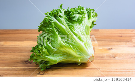 フリルレタス 木目テーブルのナチュラルな野菜素材 139163414