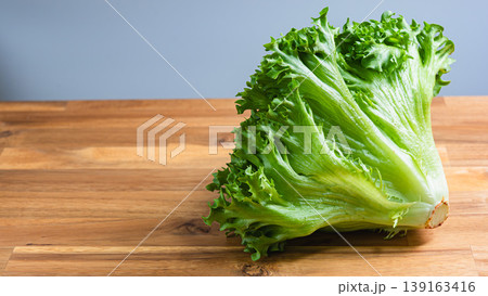 フリルレタス 木目テーブルのナチュラルな野菜素材 139163416
