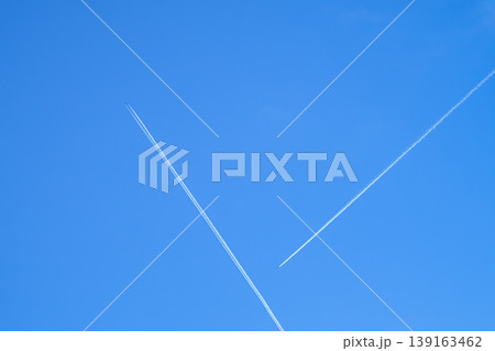 澄み渡る青空と白い飛行機雲 澄み渡る青空と白い飛行機雲 139163462