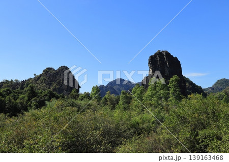 ラオスのタ-ケ-ク中央部の山岳風景 ラオスのタ-ケ-ク中央部の山岳風景 139163468