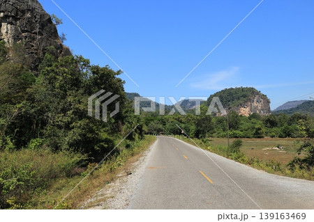 ラオスのタ-ケ-ク中央部の山岳風景 ラオスのタ-ケ-ク中央部の山岳風景 139163469