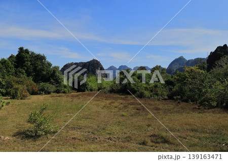 ラオスのタ－ケ－ク中央部の山岳風景 139163471