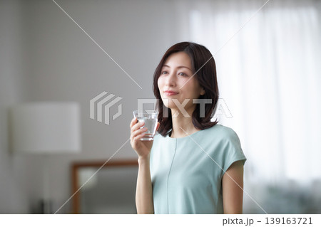 水を飲むミドル女性 139163721