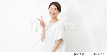 ピースする笑顔の女性 ピースする笑顔の女性 139163744