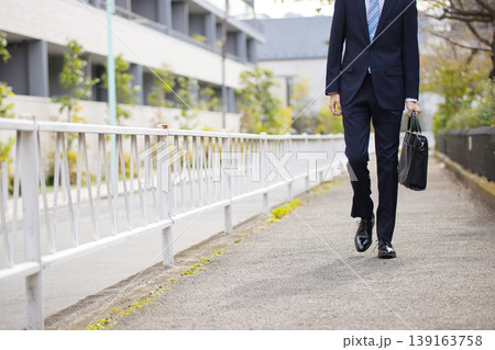 屋外を歩く20代のビジネスマン 屋外を歩く20代のビジネスマン 139163758