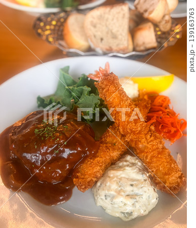 大人のお子様ランチのような、エビフライとハンバーグの洋食プレート サラダ添え 大人のお子様ランチのような、エビフライとハンバーグの洋食プレート サラダ添え 139163763