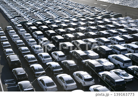 日本の横浜都市景観 日米の叡智・グローバル経済…大黒ふ頭にズラリと並ぶ乗用車などを望む。明日へ 139163773