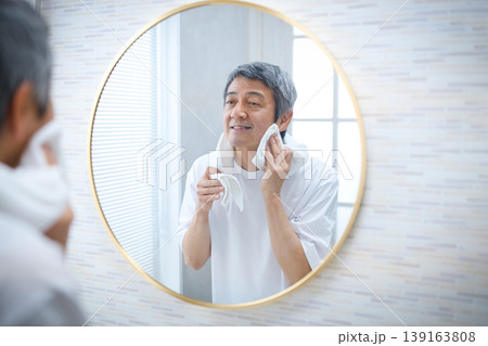 鏡を見て微笑む60代の男性 メンズビューティイメージ 鏡を見て微笑む60代の男性 メンズビューティイメージ 139163808