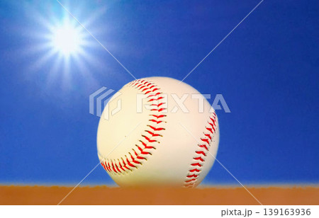 野球ボールと青空と太陽と 野球ボールと青空と太陽と 139163936