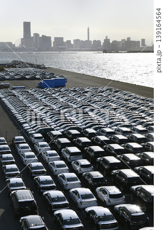日本の横浜都市景観 グローバル経済…大黒ふ頭にズラリと並ぶ乗用車などを望む。新時代へ 139164564