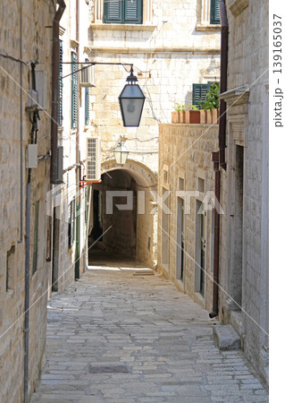 Narrow Street in Dubrovnik 139165037