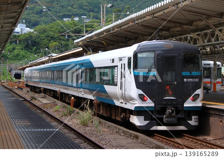 熱海駅にて発車待ちの特急踊り子号(修善寺行き列車) 熱海駅にて発車待ちの特急踊り子号(修善寺行き列車) 139165289