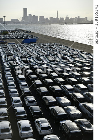 日本の横浜都市景観 日米・グローバル経済…大黒ふ頭にズラリと並ぶ乗用車などを望む。友好の時代 139165341