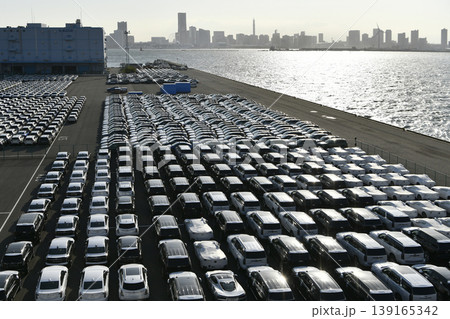日本の横浜都市景観 グローバル経済…大黒ふ頭にズラリと並ぶ乗用車などを望む。新時代へ 139165342