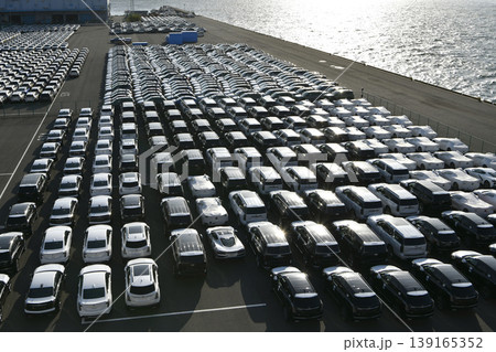 日本の横浜都市景観 日米・グローバル経済…大黒ふ頭にズラリと並ぶ乗用車などを望む。叡智の時代 139165352