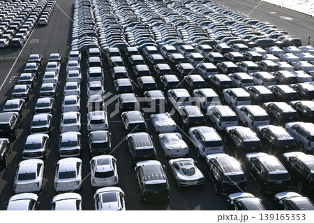 日本の横浜都市景観 日米・グローバル経済…大黒ふ頭にズラリと並ぶ乗用車などを望む。友好の時代 139165353