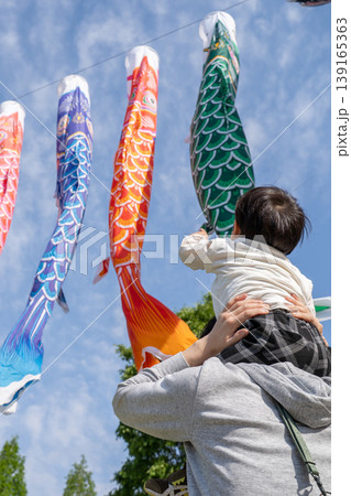 鯉のぼりを見上げる男の子 139165363