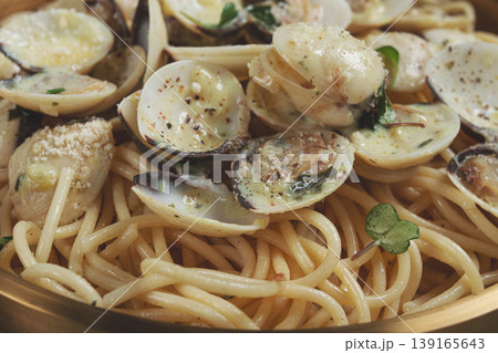 spaghetti with vongole clams, in cream sauce, carbonara, in a brass pan, homemade, top view, no people, spaghetti with vongole clams, in cream sauce, carbonara, in a brass pan, homemade, top view, no people, 139165643
