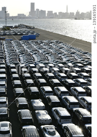 日本の横浜都市景観 日米・グローバル経済…大黒ふ頭にズラリと並ぶ乗用車などを望む。輝く時代へ 139165931