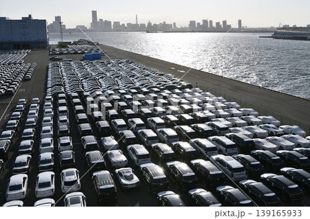 日本の横浜都市景観 日米・グローバル経済…大黒ふ頭にズラリと並ぶ乗用車などを望む。新時代へ 139165933