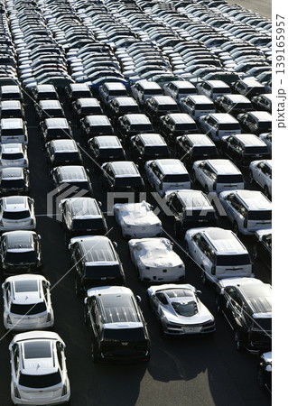 日本の横浜都市景観 日米・グローバル経済…大黒ふ頭にズラリと並ぶ乗用車などを望む。新時代へ 139165957