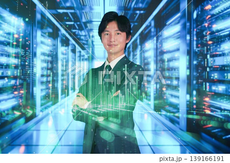 サーバールームで働く若い男性 サーバールームで働く若い男性 139166191