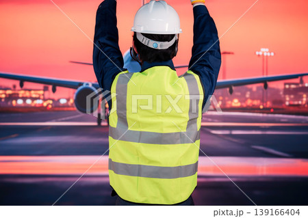 空港の滑走路で働く男性 空港の滑走路で働く男性 139166404