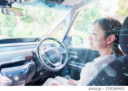 自動運転の車で手放し運転をする女性 自動運転の車で手放し運転をする女性 139166461