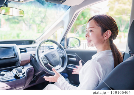 自動運転の車で手放し運転をする女性 139166464