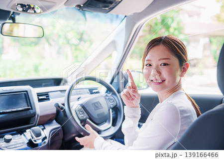 自動運転の車で手放し運転をする女性 139166466