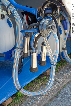 Cow milking machine 139167174